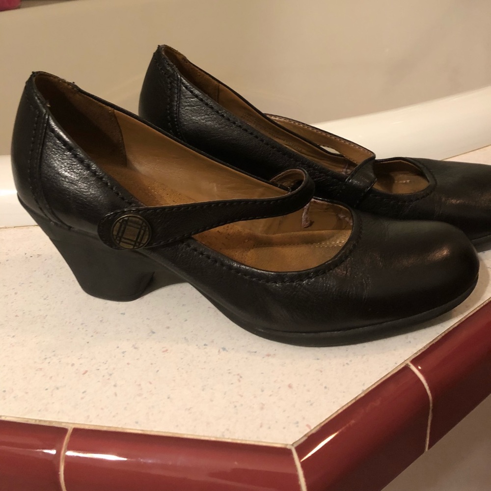 Black pumps